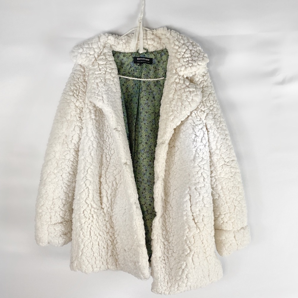 fluffy white coat 😍